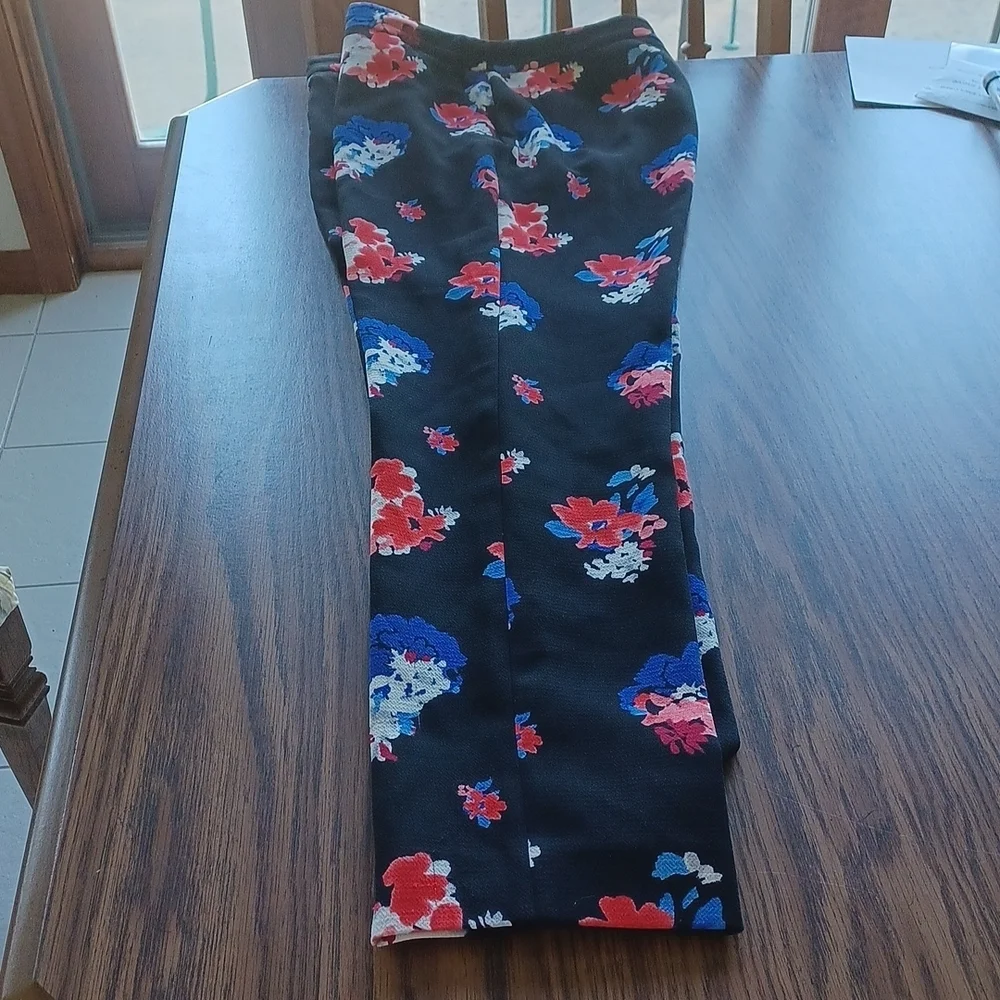 Vince Camuto Red Blue Floral Skinny Black Pants, front pockets, Sz 8